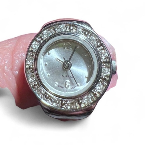 Avon Vintage Silver tone finger Watch. - Picture 7 of 7